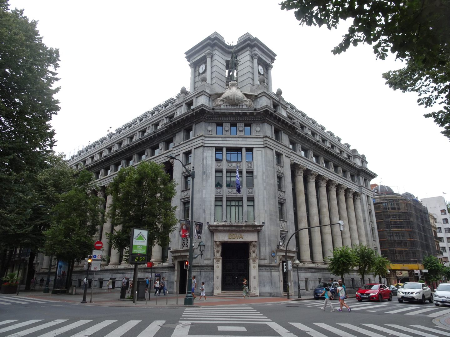 Edificio_BBVA_(antiguo_Banco_de_Comercio),_Bilbao,_2017-07-23,_Triplecaña